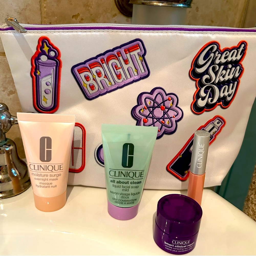 Clinique BUNDLE 4 facial products and makeup pouch - Picture 1 of 6